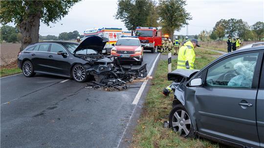 Ein Mercedes und ein VW sind auf der L141 bei Tostedt frontal zusammengestoßen.