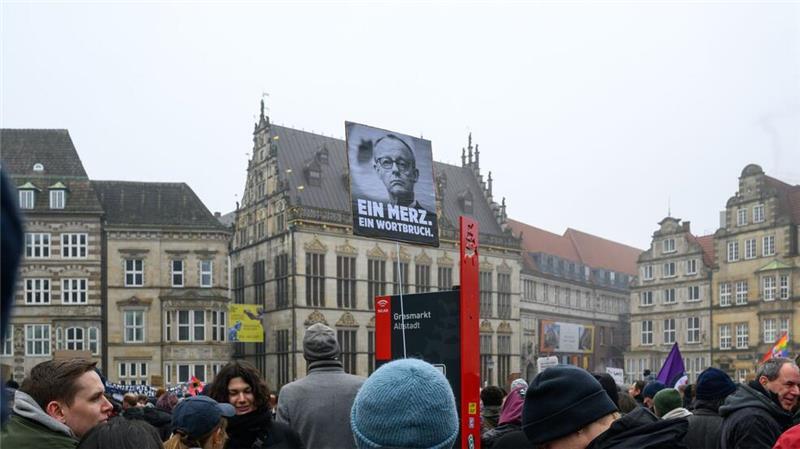 „Ein Merz. Ein Wortbruch.“ steht auf einem Plakat in Bremen in Anspielung auf frühere Aussagen des CDU-Chefs, keine gemeinsamen Mehrheiten mit der AfD anzustreben.