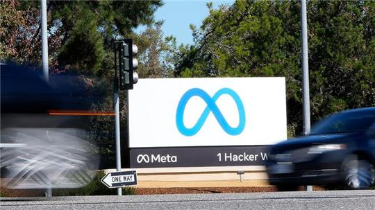 Ein Meta-Logo in der Unternehmenszentrale in Menlo Park in den USA.