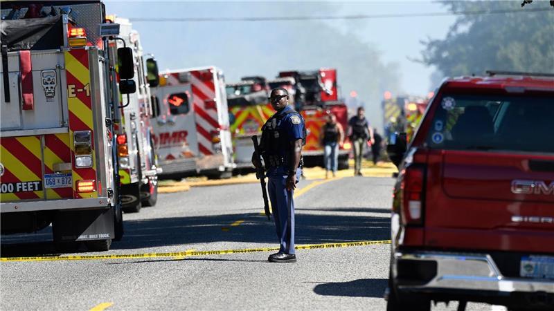 Ein Michigan State Trooper steht an der McCandlish Road in der Nähe einer Kirche in Grand Blanc. Bei Schüssen in einer Kirche in den USA hat es nach Polizeiangaben mehrere Opfer gegeben.