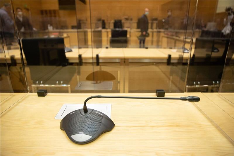 Verletzung von Dienstgeheimnissen: Justizobersekretärin in Hamburg vor Gericht Ein Mikrofon in einem Gerichtssaal.