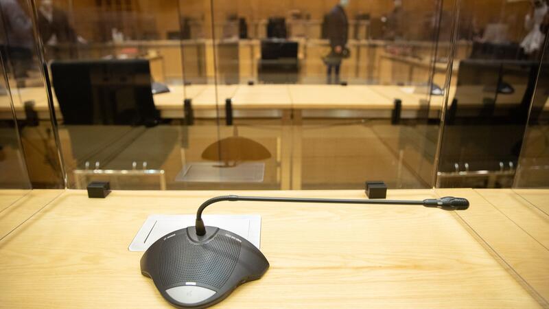 Strafbefehl gegen Züchter wegen toter Pferde rechtskräftig Ein Mikrofon in einem Gerichtssaal.