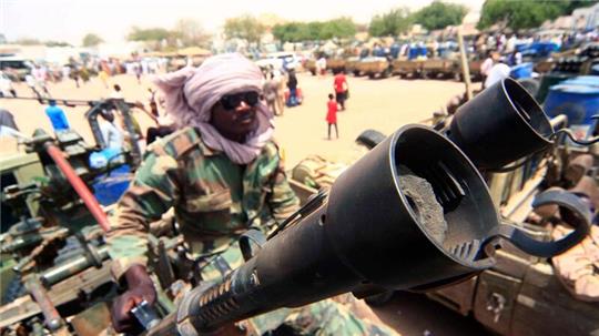 Ein Milizionär mit militärischer Ausrüstung, die angeblich während eines Gefechts im umkämpften Gebiet in Süd-Darfur erbeutet wurde.