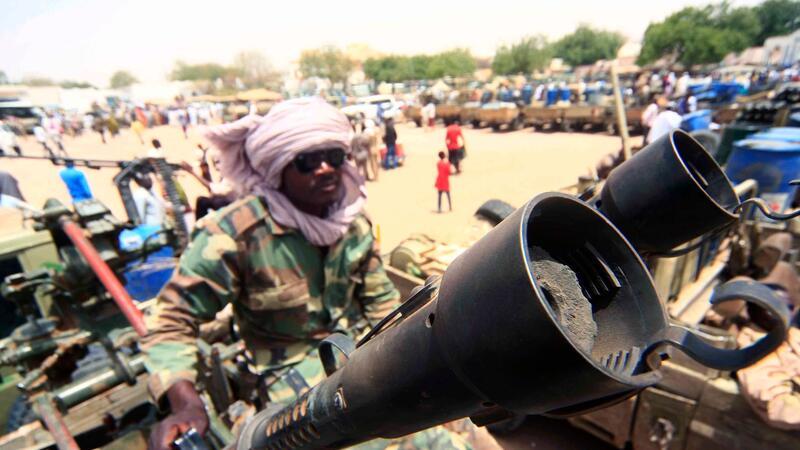 Weltstrafgericht: Gräuel in Darfur nehmen zu Ein Milizionär mit militärischer Ausrüstung, die angeblich während eines Gefechts im umkämpften Gebiet in Süd-Darfur erbeutet wurde (Archivbild).