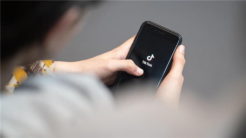 Tiktok erst ab 14? Landtag streitet über Mindestalter Ein Mindestalter von 14 Jahren für die Nutzung etwa der App Tiktok steht im Landtag zur Debatte. (Symbolbild)