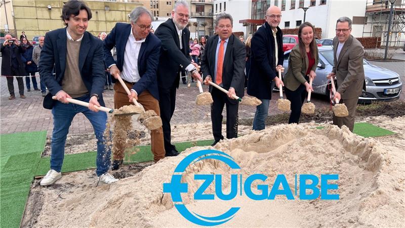 Ein Minister (Mitte) hat es nicht immer leicht: Erst körperliche Arbeit beim Spatenstich der Hancken-Klinik in Stade, dann SPD-Krisensitzung in Göttingen.