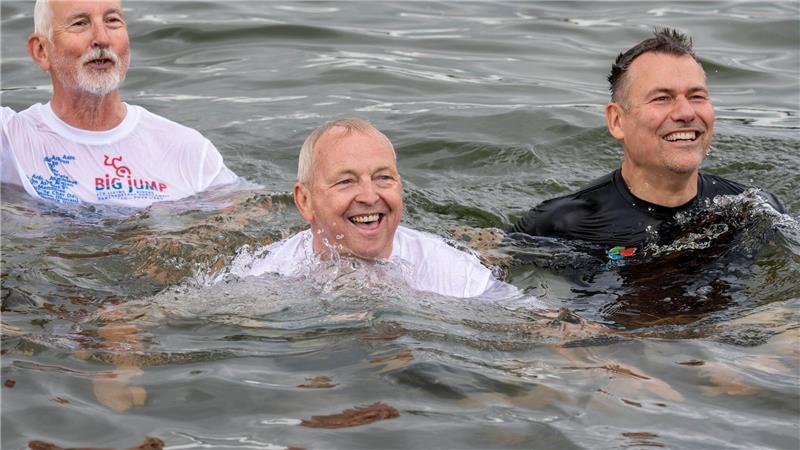 Ein Minister geht baden:  Till Backhaus, Umweltminister von Mecklenburg-Vorpommern, und Sascha Zimmermann, Bürgermeister Güstrow, schwimmen anlässlich des „Big Jump“ an der Badestelle im Inselsee. 
