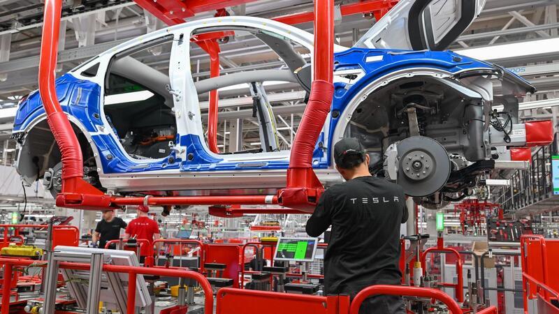 Ein Mitarbeiter arbeitet im Tesla-Werk Berlin Brandenburg an einer Fertigungslinie für Elektrofahrzeuge vom Typ Model Y.Fotograf