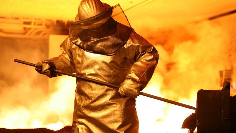 IG Metall will 32-Stunden-Woche in Stahlindustrie Ein Mitarbeiter arbeitet in Salzgitter auf dem Gelände der Salzgitter AG an einem Hochofen.
