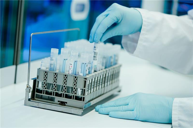 Zahlreiche Nachmeldungen: Inzidenz im Landkreis Stade sprunghaft gestiegen Ein Mitarbeiter bereitet in einem Heidelberger Coronatest-Labor PCR-Teströhrchen vor.