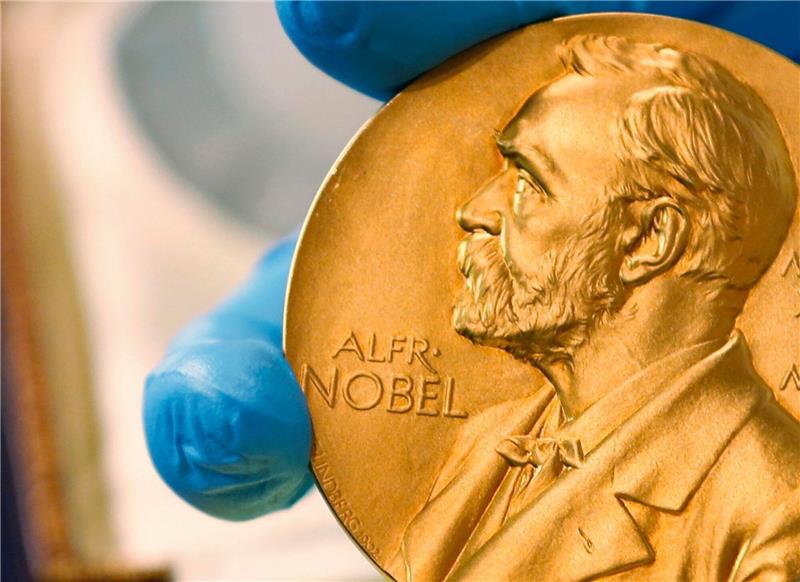Friedensnobelpreis für Iranerin Narges Mohammadi Ein Mitarbeiter der Nationalbibliothek zeigt eine goldene Nobelpreismedaille.