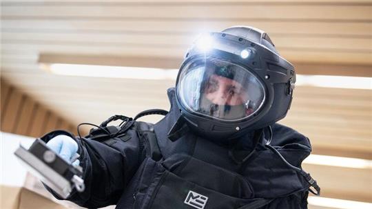 Ein Mitarbeiter der Technischen Sondergruppe (TSG) des Bayerischen Landeskriminalamtes sucht ein Paket mit einem Alpha-, Beta-, Gamma-Strahlendetektor ab: 2023 wurden 168 Fälle gemeldet, in denen strahlende Stoffe gestohlen wurden, verloren gingen oder anderweitig in falsche Hände gerieten.