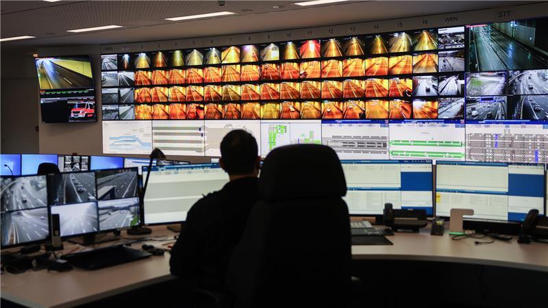 Warnstreik: Hamburger Elbtunnel ist komplett gesperrt Ein Mitarbeiter der Tunnelaufsicht sitzt im Kontrollraum vor Monitoren die den Verkehr in den vier Röhren des Elbtunnels zeigen.