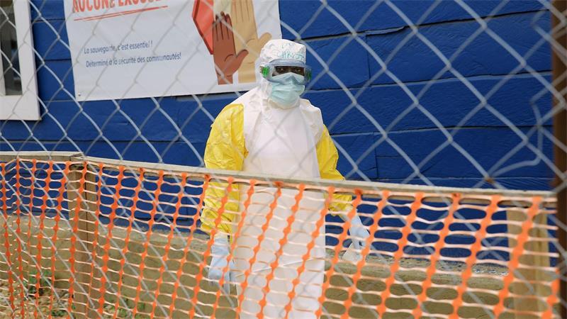 Zahl der Ebola-Fälle im Kongo übersteigt 10.000 Ein Mitarbeiter des Gesundheitswesens in einem Behandlungszentrum für Ebola-Patienten im Osten des Kongo. (Archivbild)