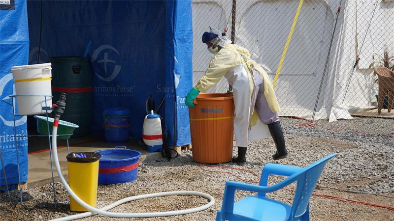 Ein Mitarbeiter des Gesundheitswesens in einem Ebola-Behandlungszentrum