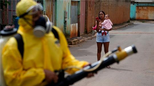 Ein Mitarbeiter des Gesundheitswesens räuchert ein Viertel in Brasilia gegen die Mücken aus.