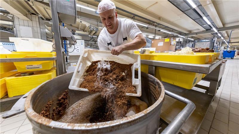 Lebkuchen-Hersteller im Backstress - bald startet Verkauf Ein Mitarbeiter des Lebkuchenherstellers Schmidt kippt in der Produktion verschiedene Rohstoffe zur Herstellung von Lebkuchenmasse in einen Behälter.