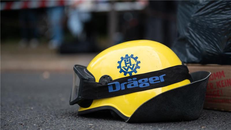 Hauseinsturz in Görlitz: „Wir geben unser Menschenmögliches“ Ein Mitarbeiter des Technischen Hilfswerks hat an der Unglücksstelle in Görlitz seinen Helm abgelegt.