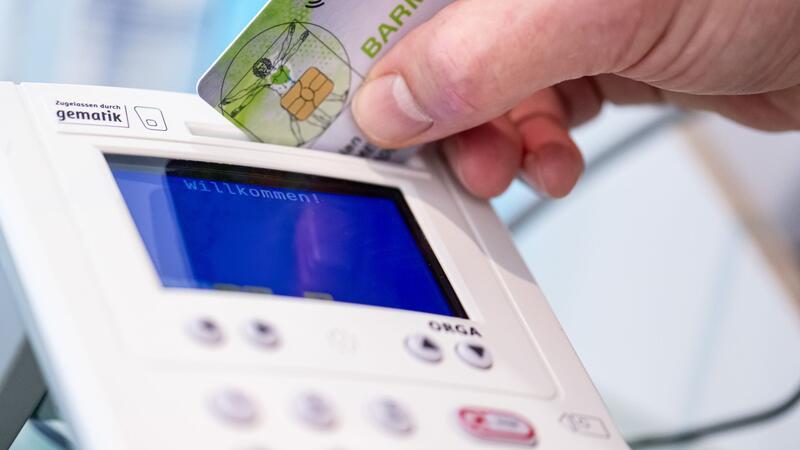Trotz Startschwierigkeiten: E-Rezept wird in Niedersachsen schon viel genutzt Ein Mitarbeiter einer Apotheke steckt eine Gesundheitskarte in ein Lesegerät.
