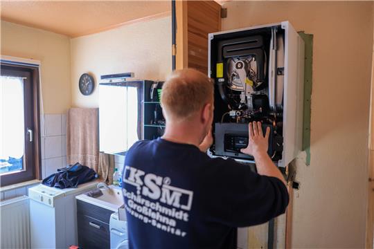 Ein Mitarbeiter einer Sanitär- und Heizungsbaufirma installiert eine moderne Gasbrennwerttherme in einem Einfamilienhaus. Habeck lehnt bei der Wärmewende einen zu starken Fokus auf Wasserstoff ab. Foto: Jan Woitas/dpa