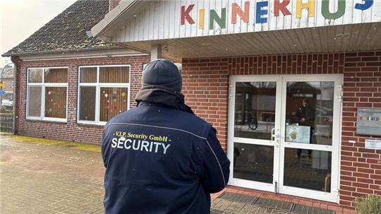 Ein Mitarbeiter eines Sicherheitsdienstes steht vor der Kita Kinnerhus in Ahrenswohlde. Die Gemeinde Ahlerstedt sorgt so für ein verbessertes Sicherheitsgefühl.