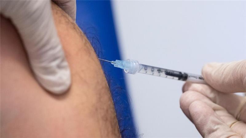 Erster Fall der neuen Mpox-Variante in Deutschland Ein Mitarbeiter impft im „Klinikum rechts der Isar“ einen Mann gegen Affenpocken.