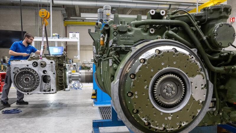 Aktien von Panzer-Zulieferer Renk erstmals an der Börse Ein Mitarbeiter montiert bei dem Unternehmen Renk das Getriebe für einen Panzer.