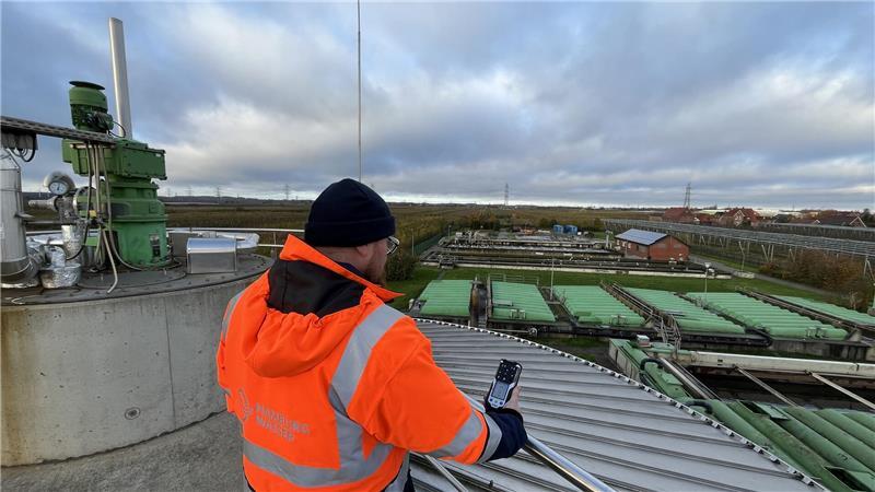 Warum sich Hamburg künftig um das Abwasser im Alten Land kümmert Ein Mitarbeiter nimmt Messungen auf dem Faulturm der Kläranlage des Abwasserverbandes Altes Land und Geestrand in Wetterndorf vor.