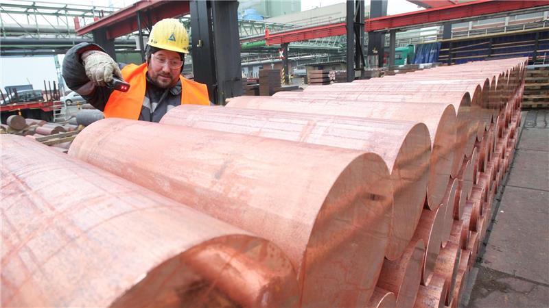 Kupferproduzent Aurubis verzeichnet Gewinnrückgang Ein Mitarbeiter scannt auf dem Firmengelände in Hamburg Barcodes. (Archivbild)