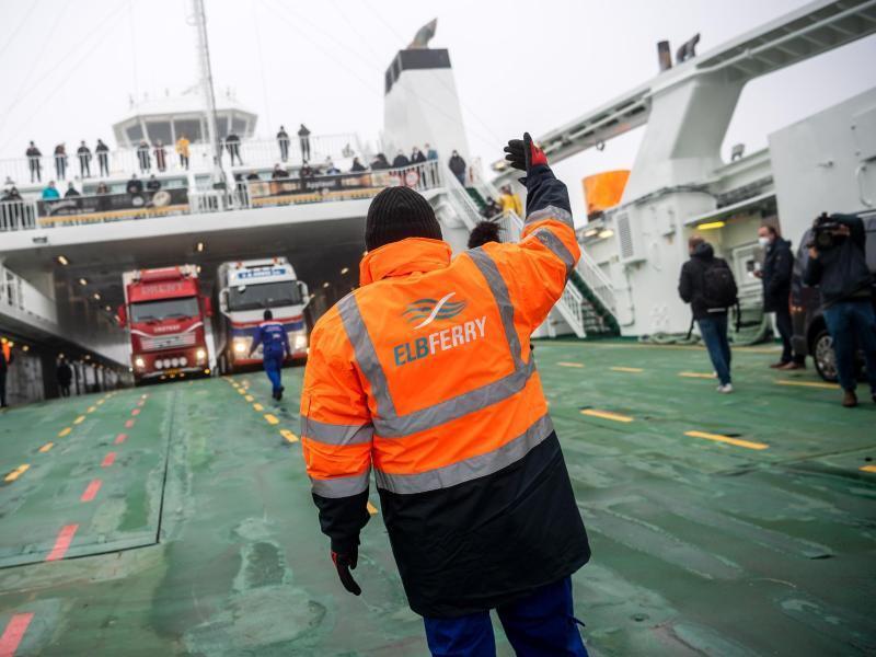 Steigende Passagierzahlen bei der "Greenferry I" Ein Mitarbeiter von Elbferry steht auf der Fähre «Greenferry I» und kontrolliert die Abfahrt der Autos. Foto: Sina Schuldt/dpa