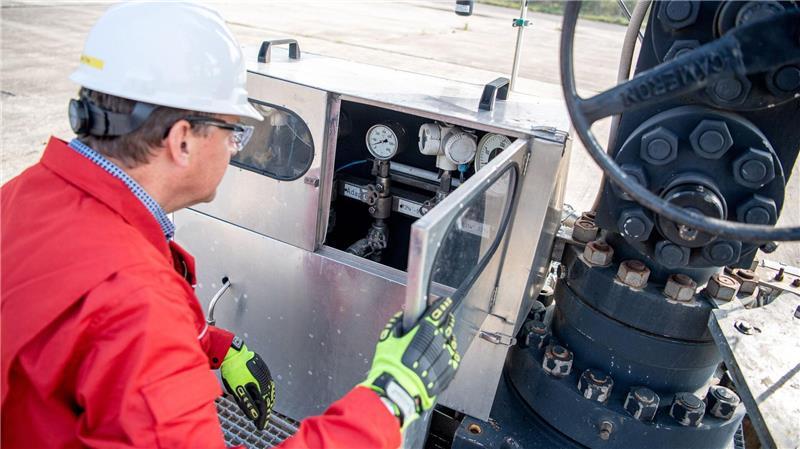 Ein Mitarbeiter von ExxonMobil arbeitet auf einem Gasförderplatz in Niedersachsen. (Archivbild) 