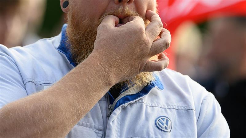 IG Metall fordert Kehrtwende für Zukunft der Auto-Industrie Ein Mitarbeiter von Volkswagen beteiligt sich in Chemnitz an der Protestkundgebung der IG Metall.