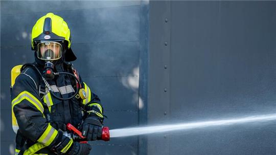 Ein Mitglied der Feuerwehr beim Löscheinsatz.