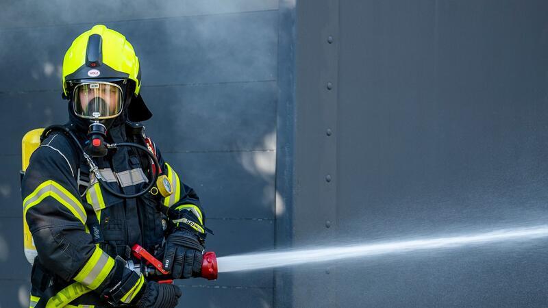 Ein Mitglied der Feuerwehr beim Löscheinsatz.