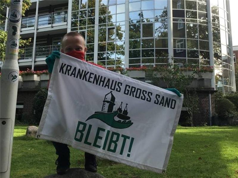 Ein Mitglied der Initiative Zukunft Elbinsel Wilhelmsburg protestiert vor dem Krankenhaus Groß-Sand.