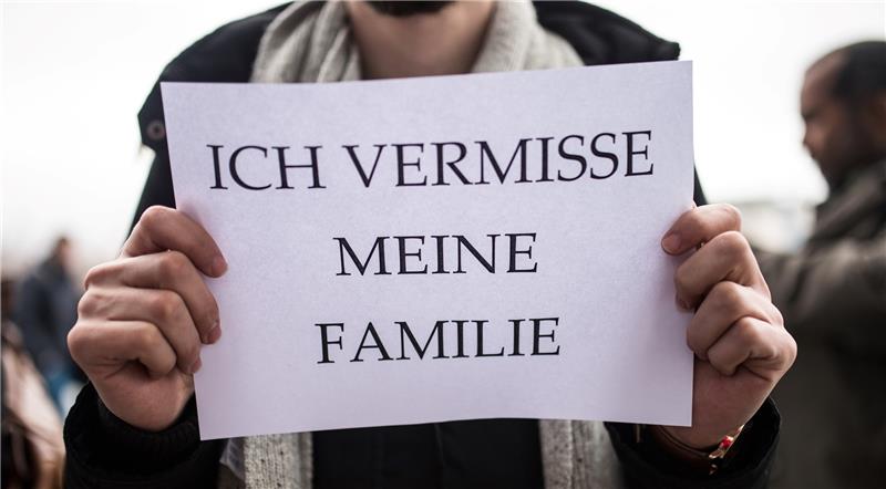 Ein Mitglied des Flüchtlingsrats hält ein Schild mit der Aufschrift „Ich vermisse meine Familie“ in den Händen. Foto Kembowski/dpa