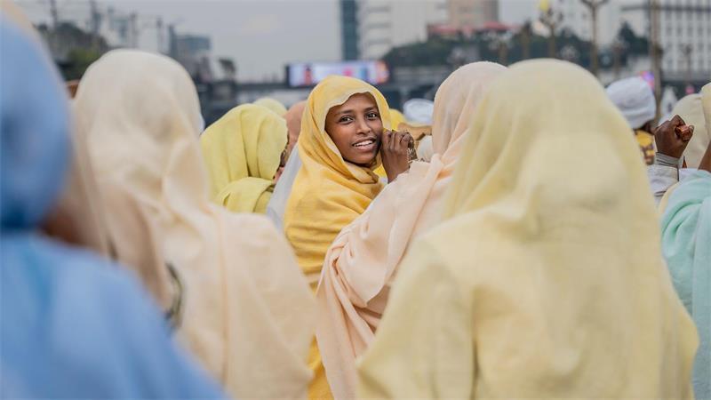 Ein Mitglied eines orthodoxen Chors nimmt in Addis Abeba in Äthiopien an den Feierlichkeiten zu Meskel teil, einem jährlichen Feiertag, an dem der Fund des Wahren Kreuzes durch die römische Kaiserin Helena im vierten Jahrhundert gefeiert wird.