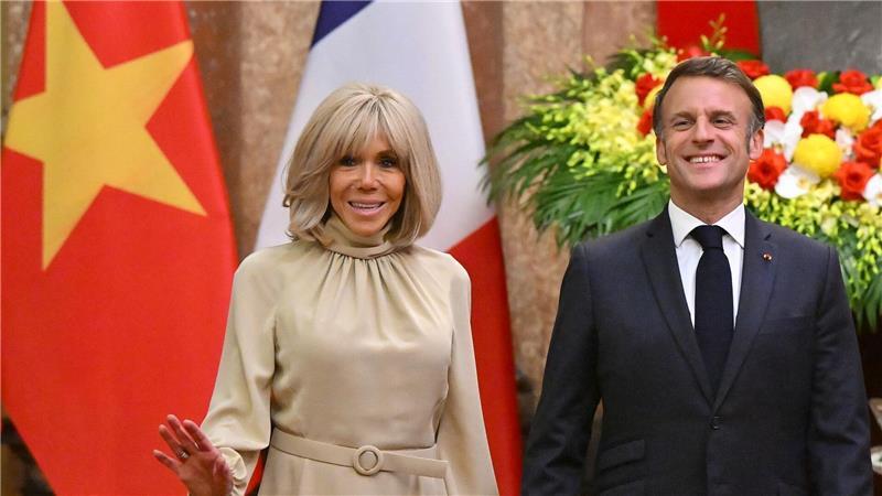 Mitreisender spricht nach Macron-Video von harmloser Szene Ein Mitreisender im Präsidentenflieger spricht von einer harmlosen Geste. (Archivbild)
