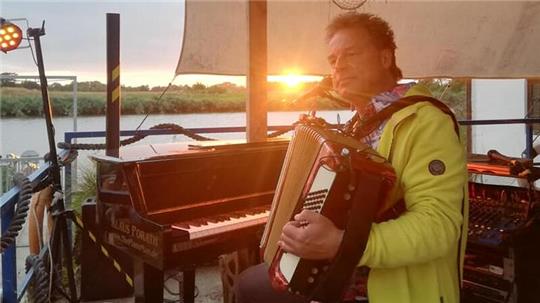 Ein Mitsingkonzert gibt es mit „The Pianoman“ Klaus Porath am Klavier, bekannt von der Strandbar im Sommer.