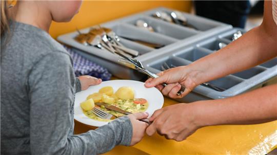Ein Mittagessen in der Mensa soll allen Schülerinnen und Schülern die Möglichkeit bieten, ausgewogen zu essen und satt zu werden (Symbolbild).