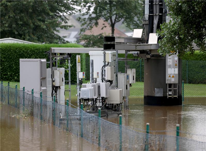 Ein Mobilfunkmast steht im Unwettergebiet in Nordrhein-Westfalen im Wasser. Foto: Oliver Berg/dpa