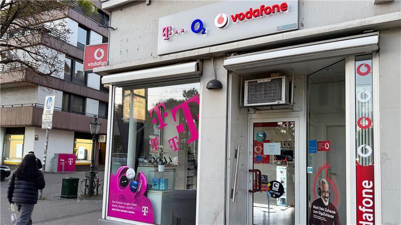 Ein Mobilfunkshop, in dem Verträge für die Handynetze der drei etablierten deutschen Netzbetreiber zu haben sind.