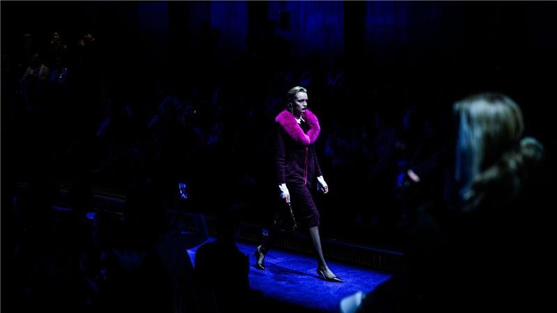 Ein Model geht während der Marc Cain Fashion Show im Rahmen der Berlin Fashion Week im Funkhaus Berlin über den Laufsteg.