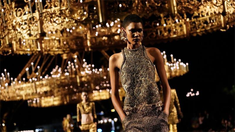 Ein Model trägt ein Modell aus der Saint-Laurent-Damenkollektion Frühjahr/Sommer 2027 im Rahmen der Paris Fashion Week.