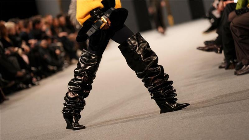 Ein Model trägt eine Kreation aus der Balmain Herbst/Winter 2025-2026 Womenswear-Kollektion im Rahmen der Paris Fashion Week.