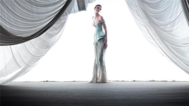 Ein Model trägt eine Kreation aus der Jean Paul Gaultier Haute Couture Frühjahr-Sommer-Kollektion 2025.