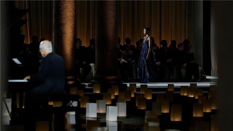 Ein Model trägt im Rahmen der Mailänder Modewoche eine Kreation von Giorgio Armani aus der Kollektion Frühjahr/Sommer 2026.