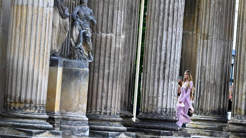 Ein Model zeigt Mode vom Label Marc Cain.