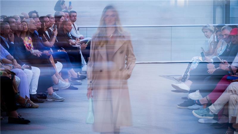 Bilder des Tages Ein Model zeigt bei der Show „A quiet Rebellion“ Kreationen des Labels Marc Cain im Pei-Bau des Deutschen Historischen Museums im Rahmen der Berlin Fashion Week.