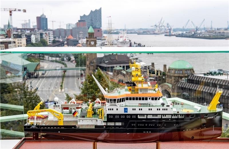 Ein Modell des Forschungsschiffs „Atair“ steht auf der Außenterrasse des Bundesamtes für Seeschifffahrt und Hydrographie. Die EU-Verkehrsminister treffen sich zur Konferenz um über Maßnahmen für eine klimafreundliche und innovative Seeschif